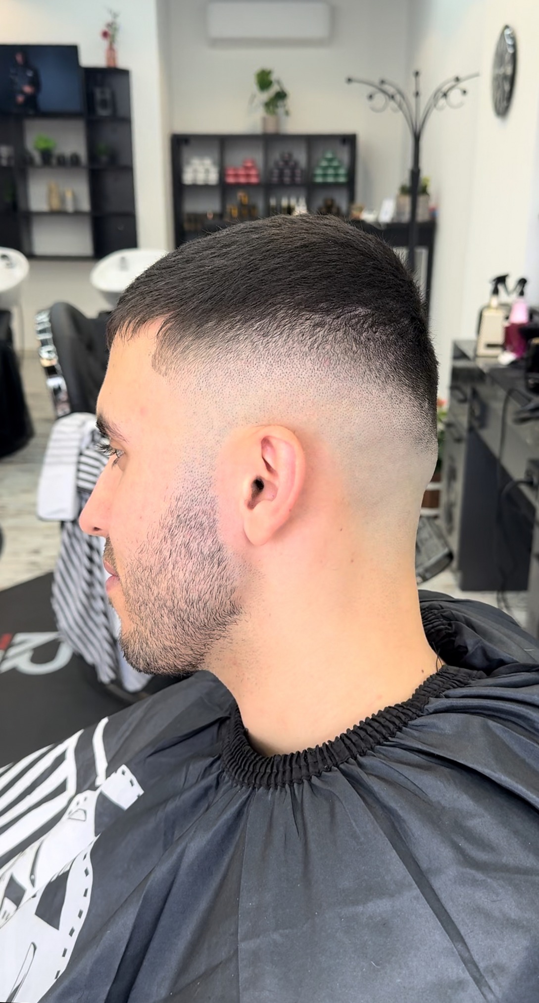Strakke skin fade, van opzij gezien, in de zaak van Lions Barbers