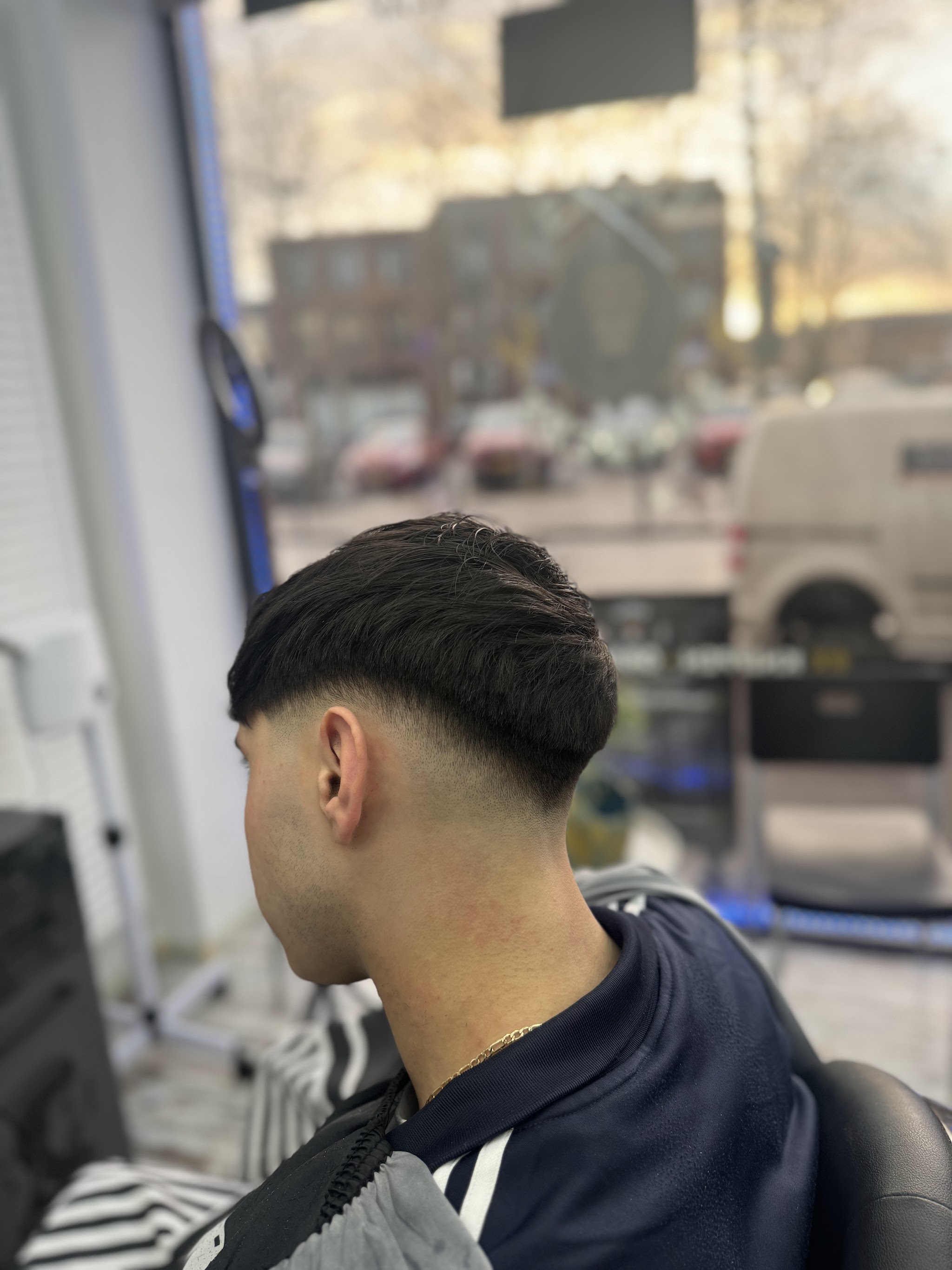 Achteraanzicht van een lage taper, met de straat door het raam