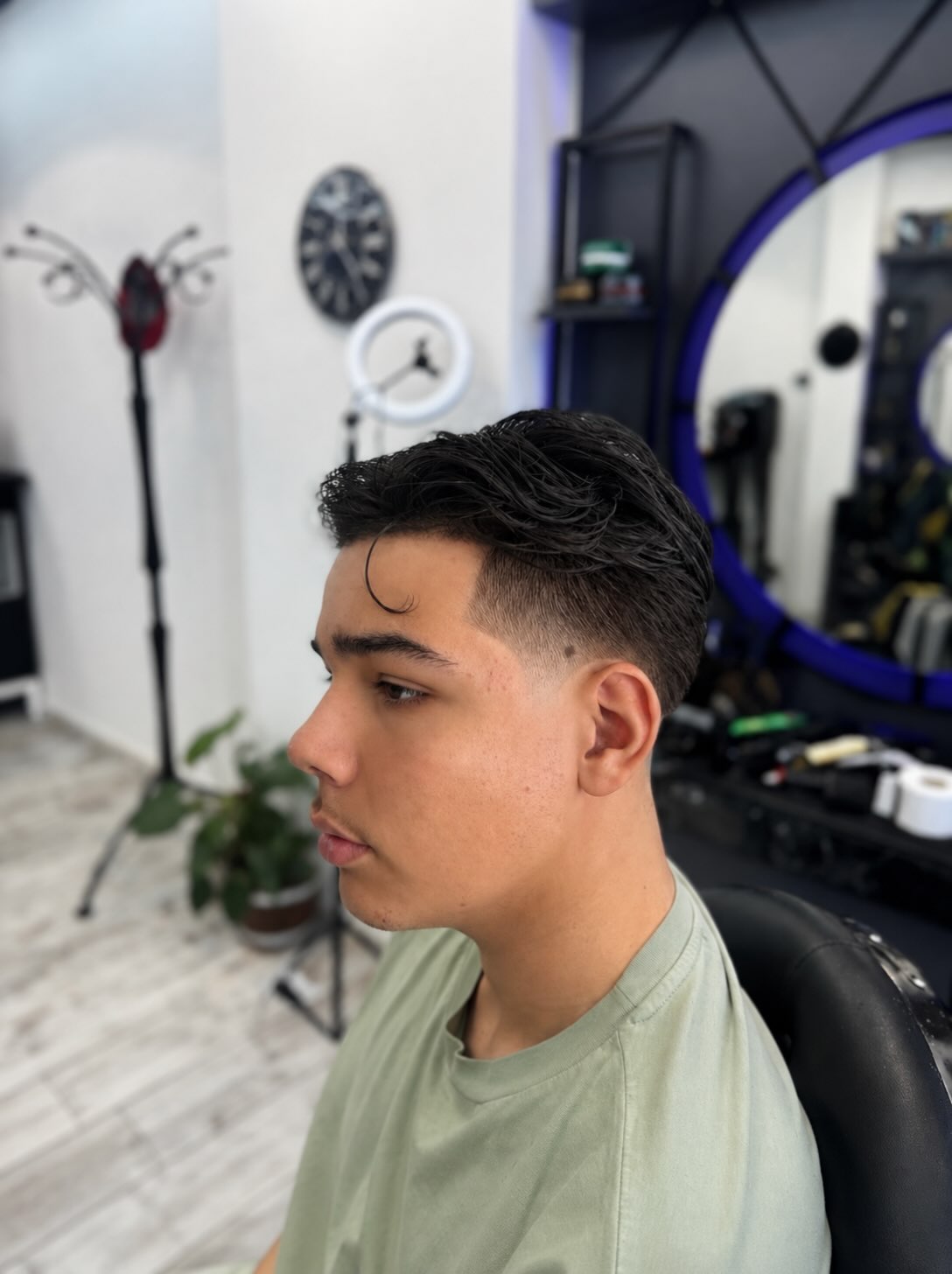 Taper fade bij Lions Barbers, voor de ronde spiegel met ringlamp