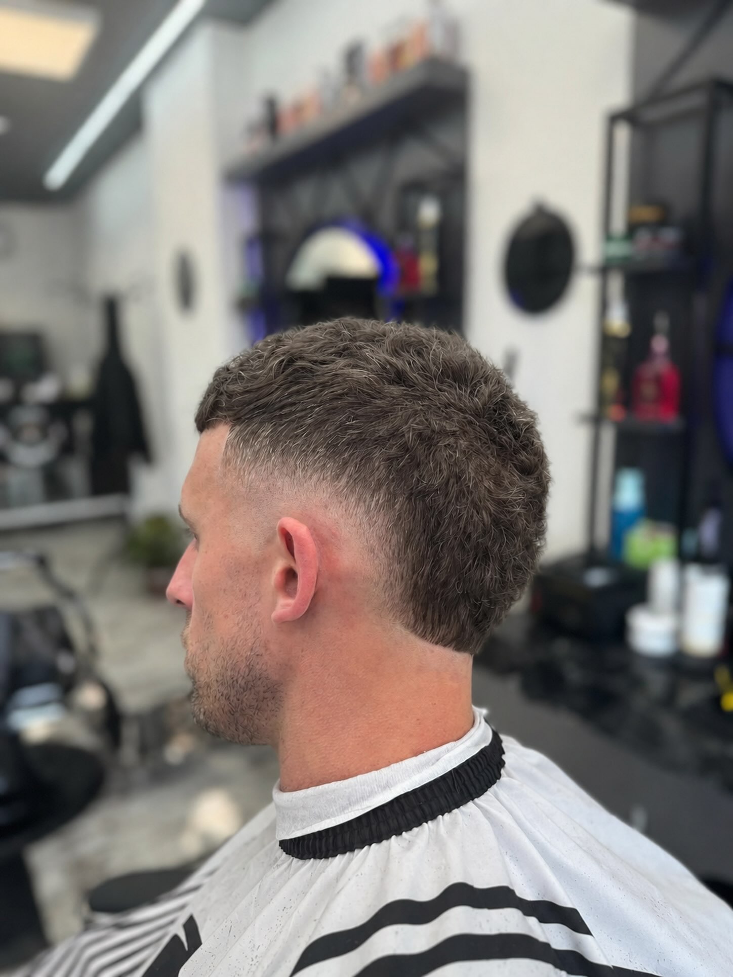 Burst fade, van opzij gezien, in de barberstoel